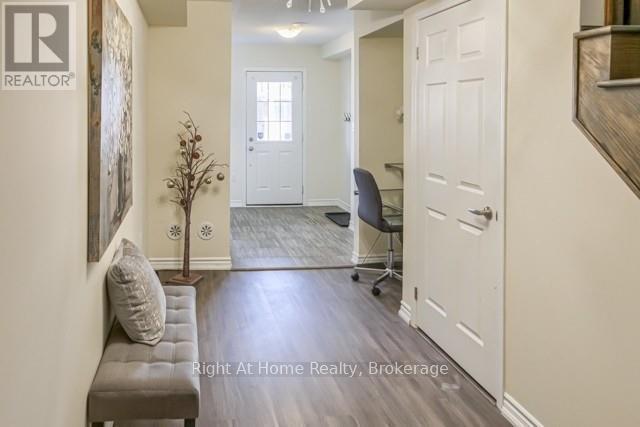 Photo du bâtiment - 683 Laking Terrace