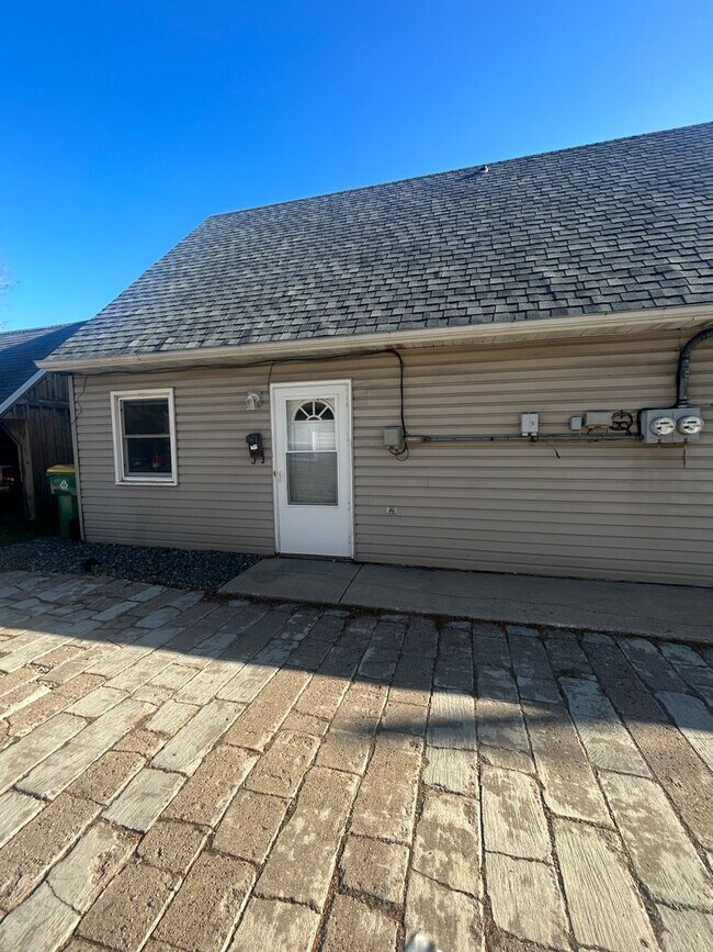 Building Photo - 804 7th St - Duplex