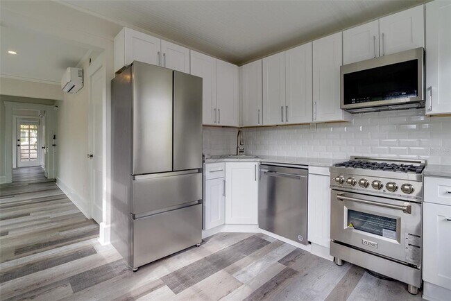 Foto del edificio - 656 15th Ave NE