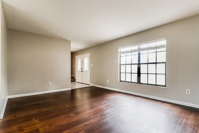 Foto del edificio - 15715 Country Lake Dr