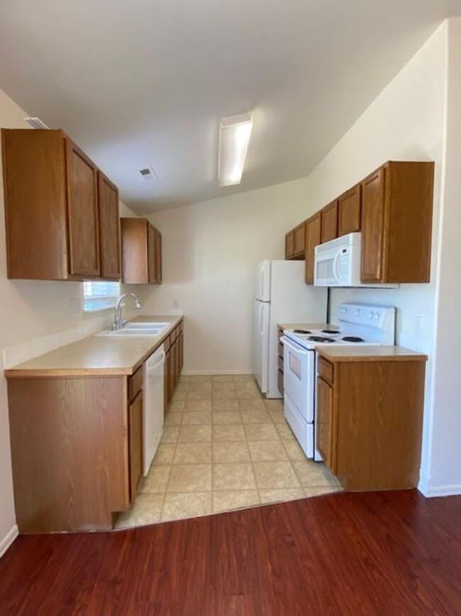 Building Photo - Beautiful 3 Bedroom 2 Bath Home