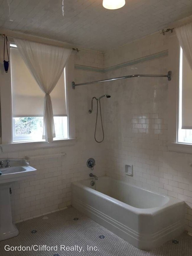 Building Photo - 1343 Green St