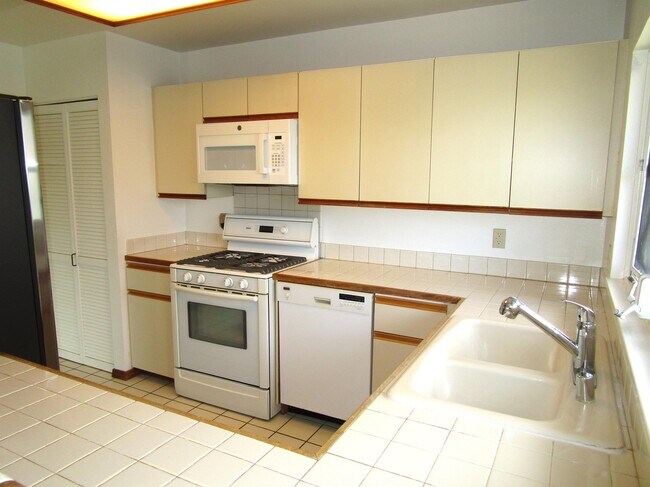 Building Photo - 121 Kaanua Pl