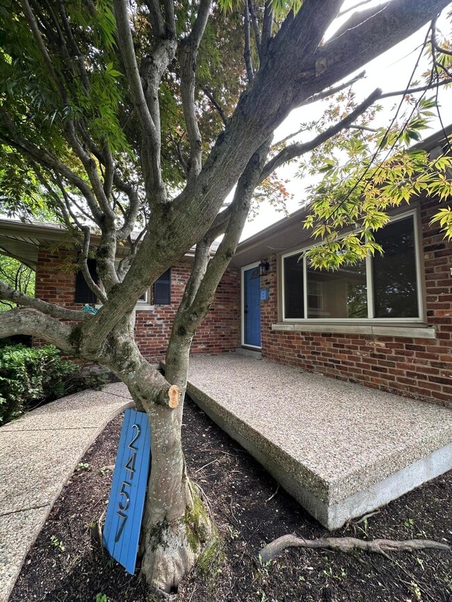 Building Photo - 2457 Eastway Dr