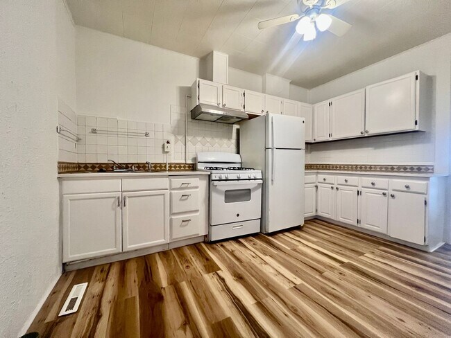 Foto del edificio - Available immediately. Charming 3 bedroom,...