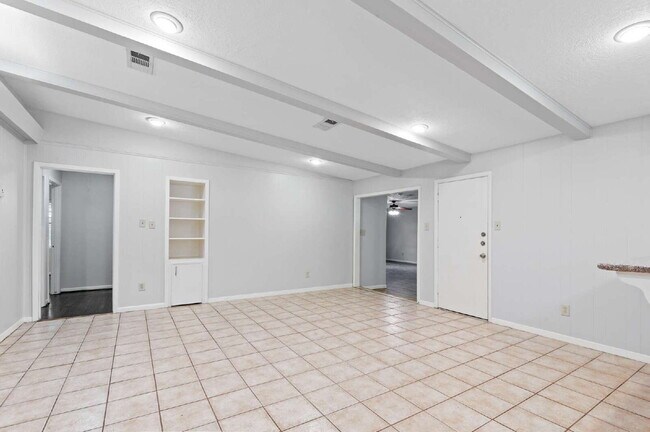 Foto del edificio - 118 E Thornton Rd