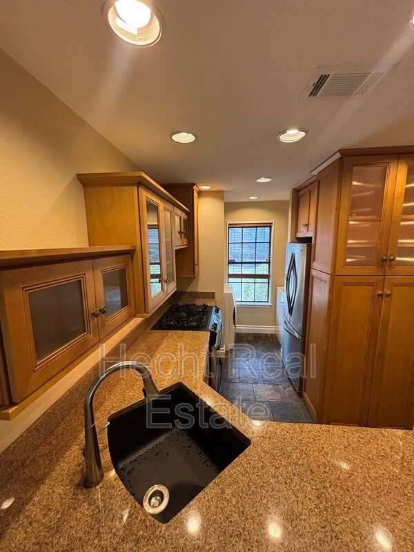 Building Photo - 1411 Gracy Farms Ln