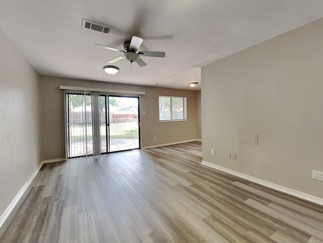 Building Photo - 2116 Crockett Dr