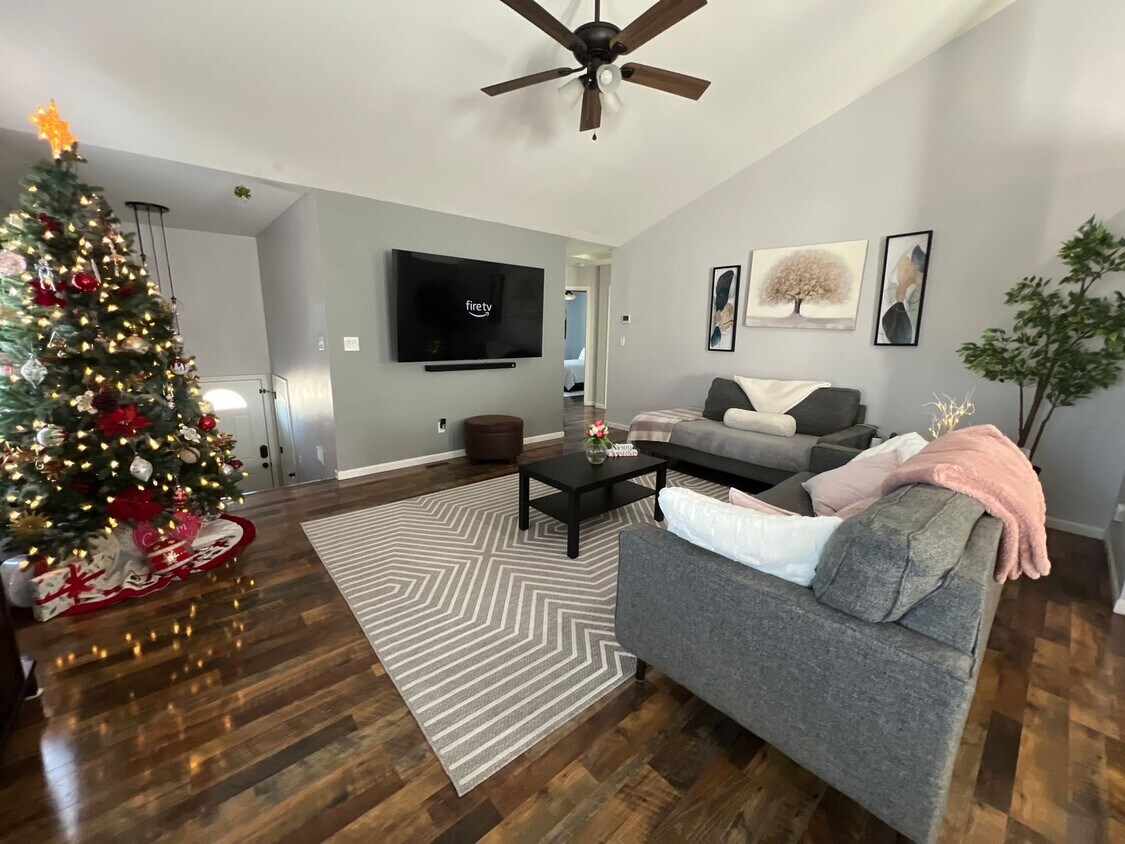 Primary Photo - Beautiful Four Bedroom Home in Taylor Hill...