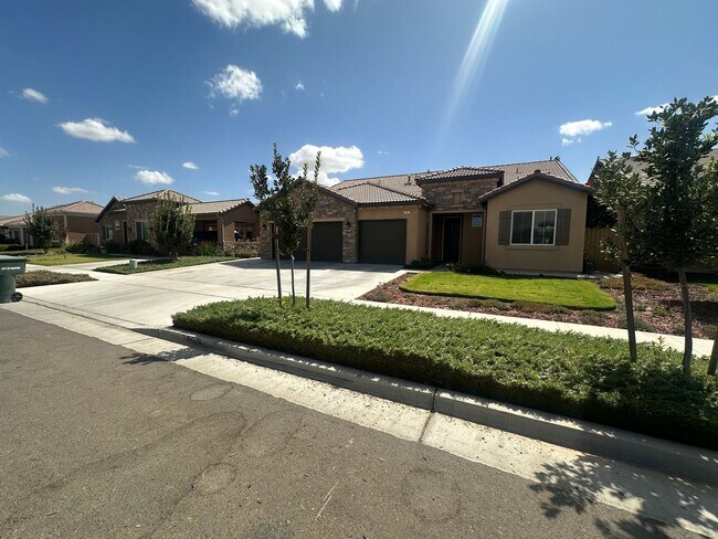 Foto del edificio - Nearly New 4 bedroom 2.5 bathroom