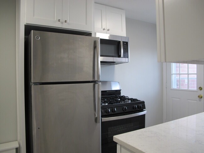 Gas cooking & microwave - 175 Seaton Rd