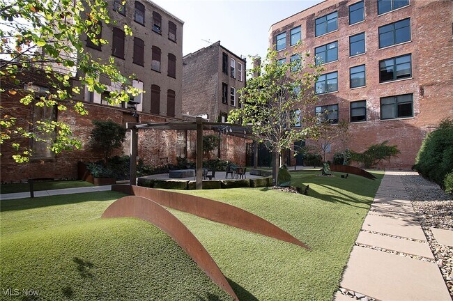 Foto del edificio - 725 Johnson Ct