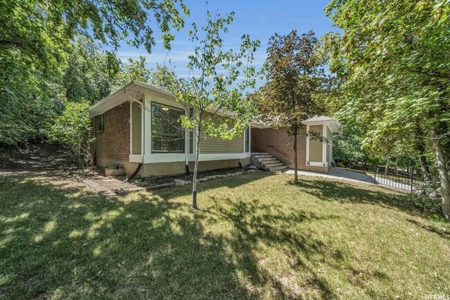 Building Photo - 1806 E Fawn Ln