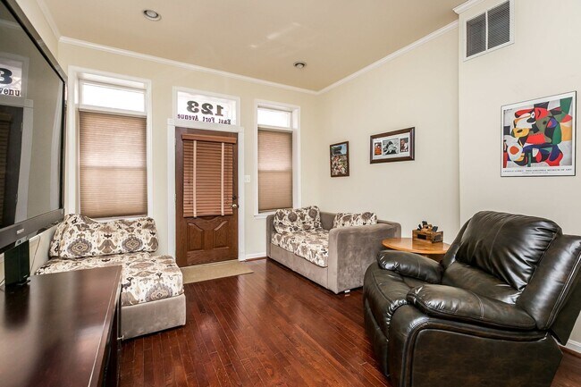 Foto del edificio - Stylish End-of-Group 2 bd 2.5bth Home in P...