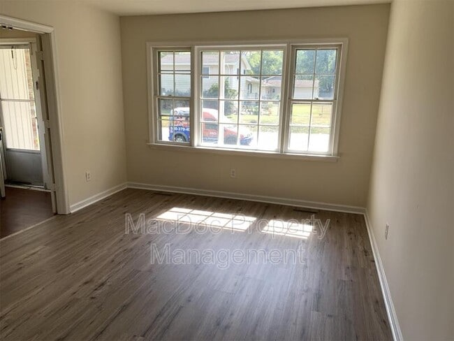 Foto del edificio - 918 Churchill Dr