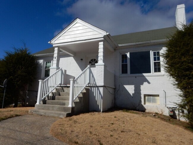 Foto del edificio - 3 BR home, convenient to Downtown Vinton!