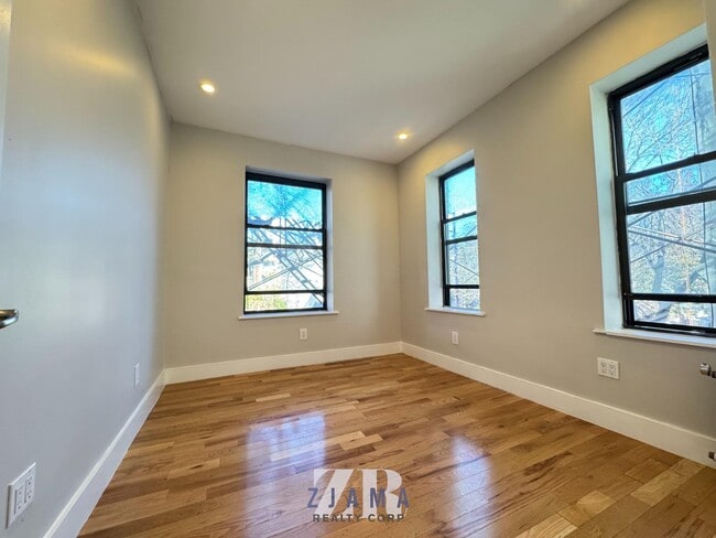 Building Photo - 876 Lincoln Pl
