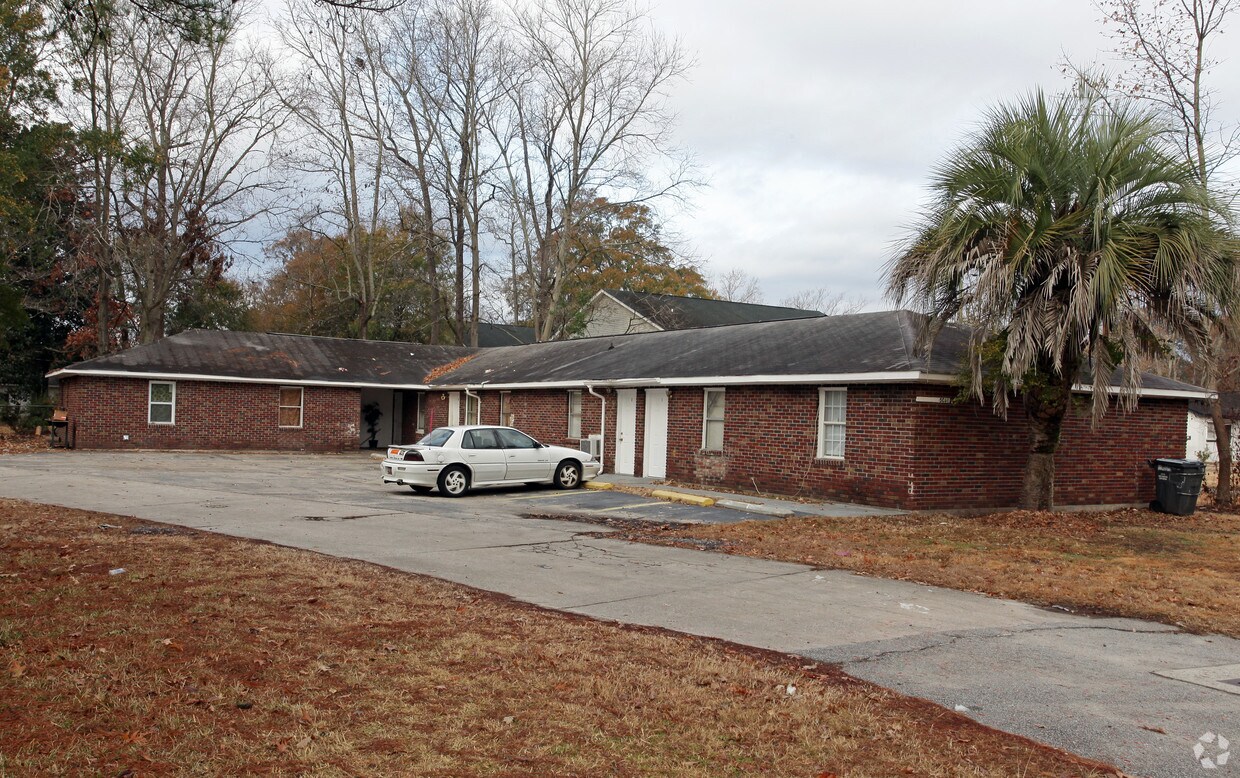 Primary Photo - 5061 Rockingham St