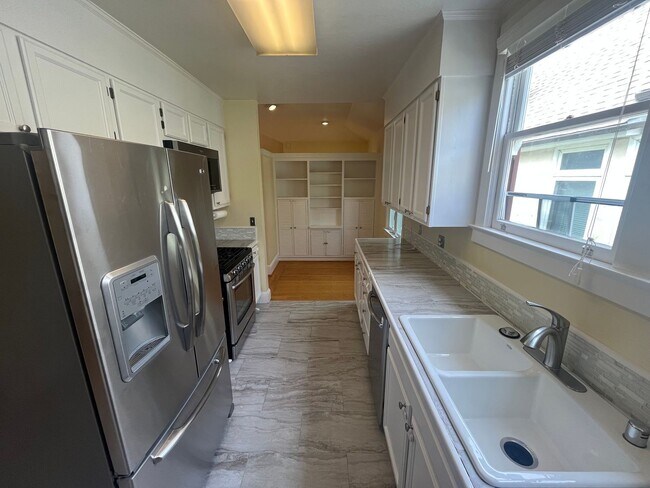 Building Photo - Large 3 Bedroom 3 Bath House**Yard**Washer...