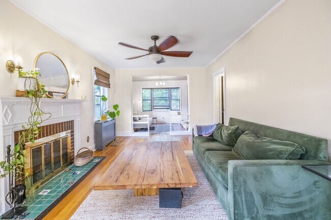 Building Photo - Beautiful Updated 3 BR/2.5 BA single-Famil...