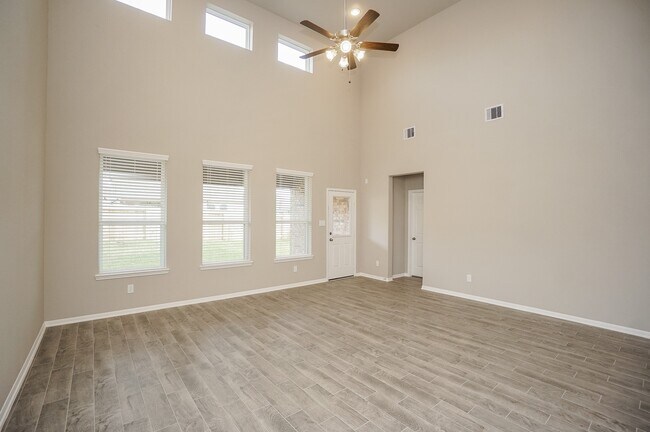 Building Photo - 5463 Grand View Dr
