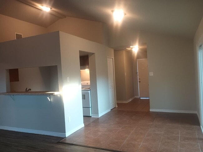 Building Photo - Spacious 3 Bed / 1 Bath in Hockley! Move i...