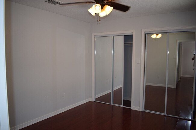 Foto del edificio - 15807 Mill Hollow Dr