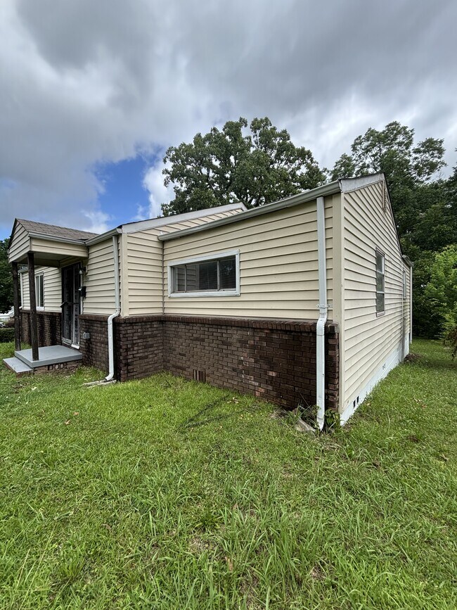 Building Photo - 1300 33rd St Ensley