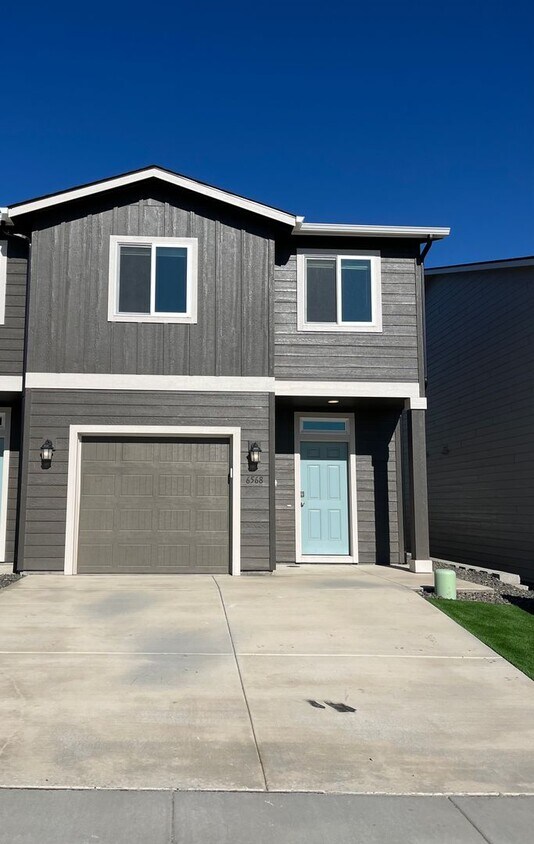 Foto principal - Brand New Corner Townhome!