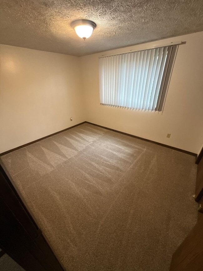 Foto del edificio - Spacious 2-bedroom, 1-bath lower-level duplex