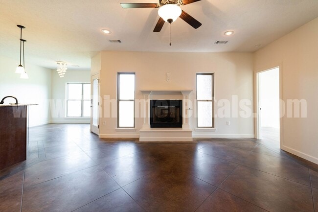 Building Photo - 1320 Birdsong Dr.