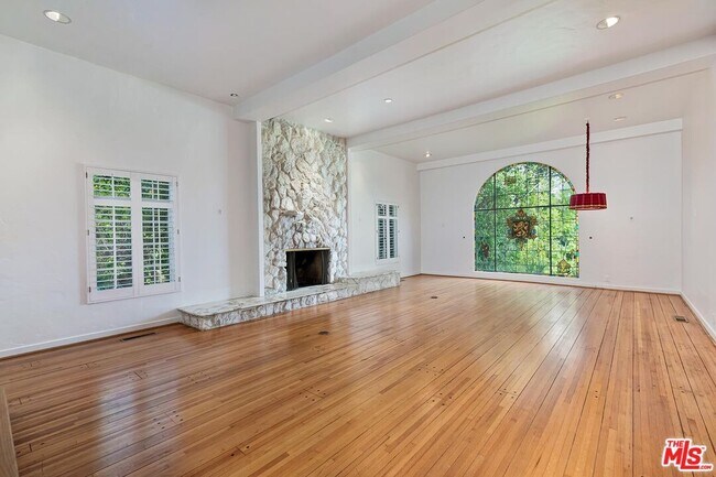 Foto del edificio - 801 N Camden Dr