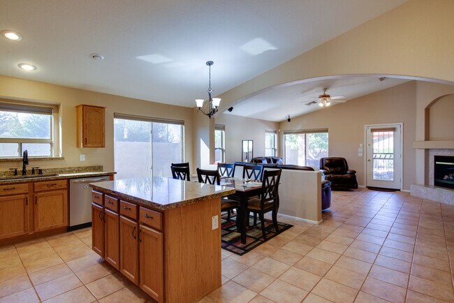 Foto del edificio - 3830 E Thornton Ave