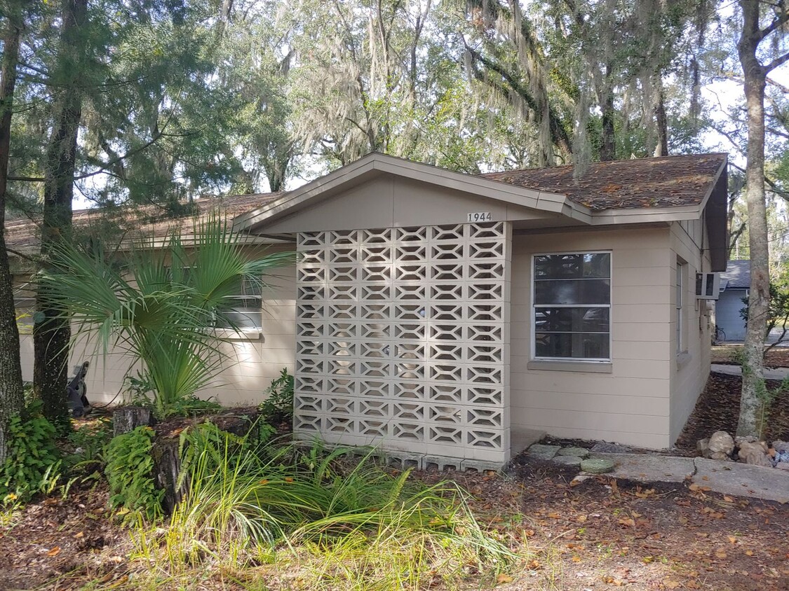 Primary Photo - 2/1 Duplex Conveniently Located Just Off W...