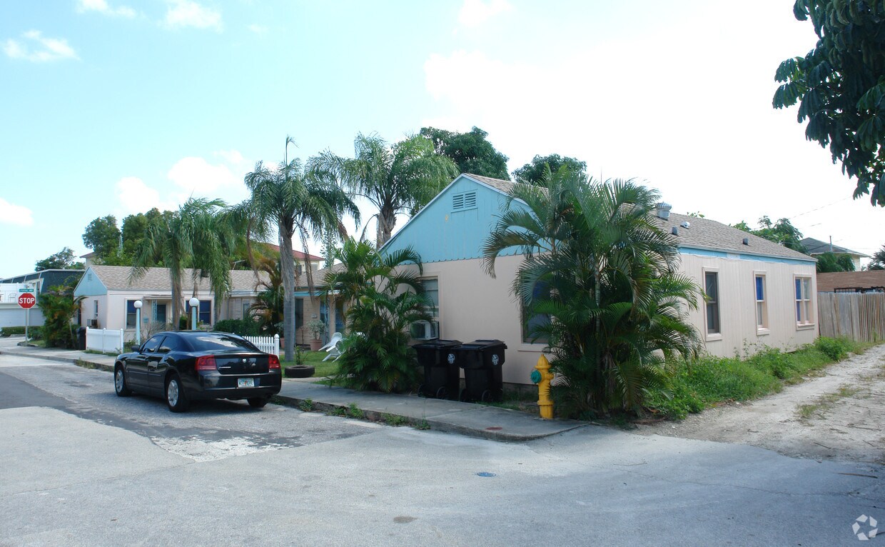 Building Photo - 401-405 2nd Ave S