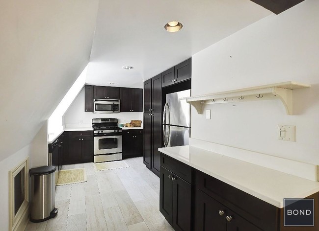 Building Photo - 12 W 68th St