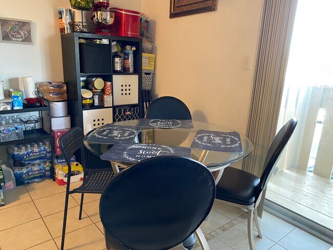 Área de mesa de cocina - 187 Pickwick Dr