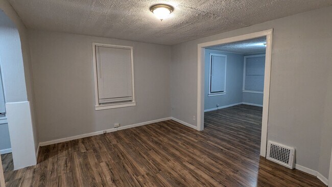 Foto del edificio - For Rent: 2-Bedroom, 1-Bathroom Townhouse ...