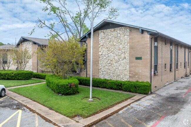 Vista adicional del edificio - Meadowlark Apartments