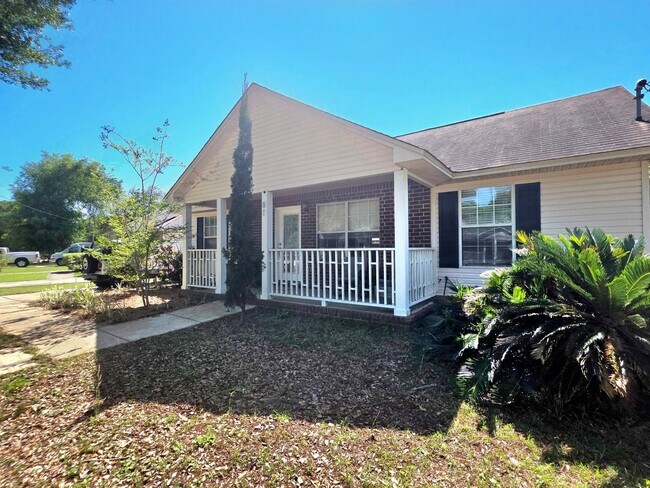 Foto del edificio - Near NAS Pensacola | 3BR Home with Large Deck & Fenced Backyard