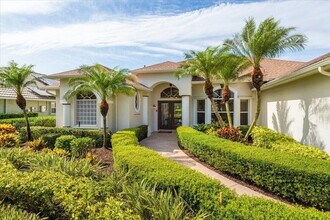 Building Photo - 212 SW Whitewood Dr