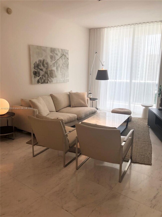 Foto del edificio - 15811 Collins Ave