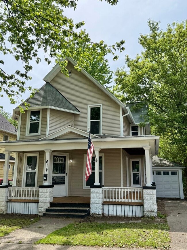 Building Photo - 612 3rd St