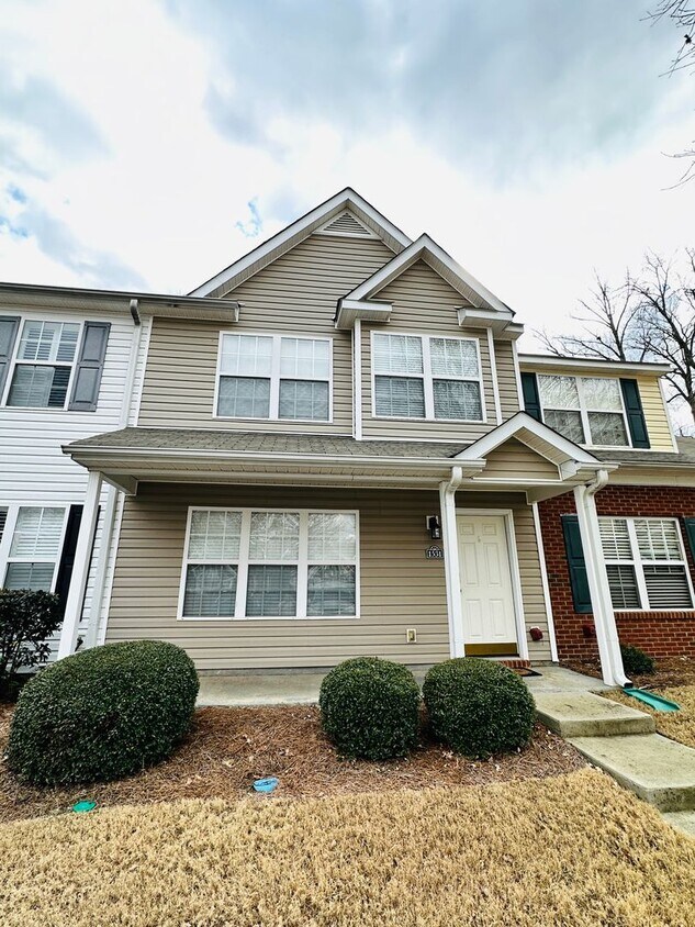 Foto principal - Three Bedroom Townhome Close to Everything