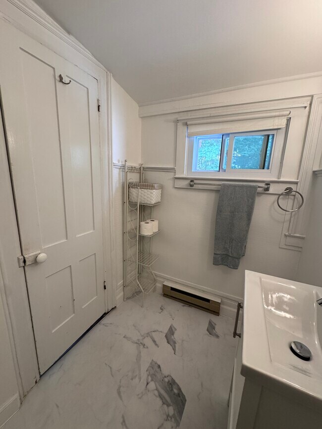 Baño nuevo - 38 Broad St