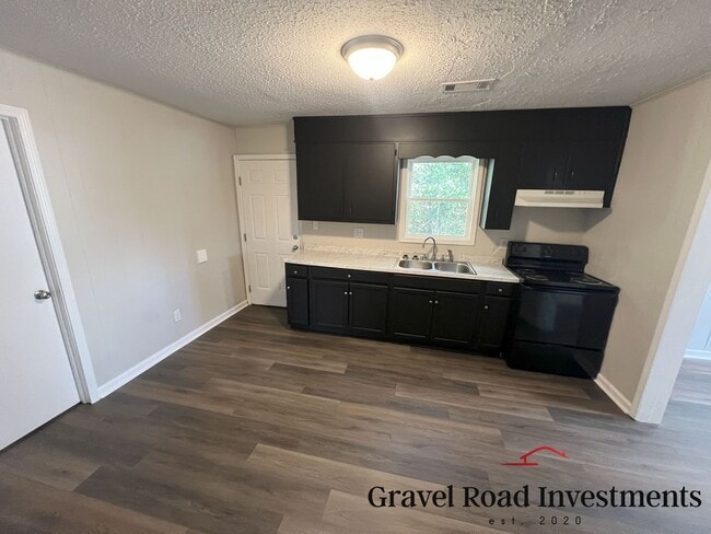 Building Photo - For Rent – Charming 3 Bedroom, 1 Bath Home