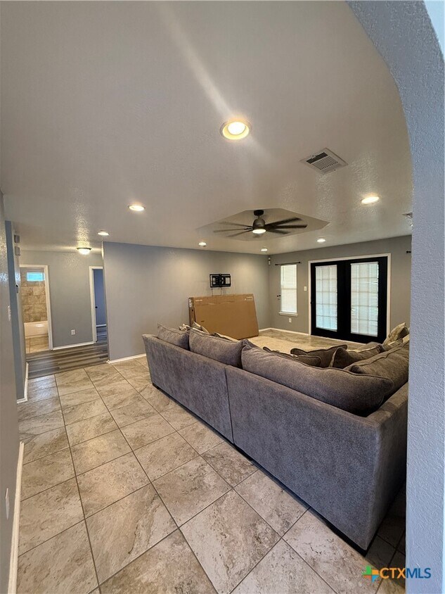 Building Photo - 1402 Saddle Dr