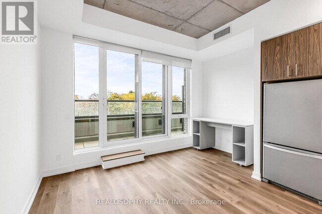 Building Photo - 115 Larchmount Ave