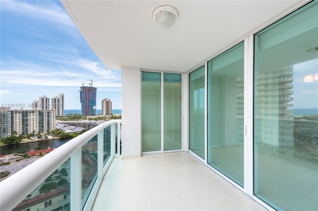 Foto del edificio - 19400 Turnberry Way