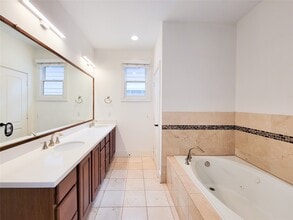 Building Photo - 704 E 9th St